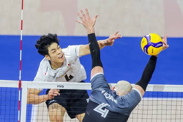 (250915) -- QUEZON CITY, Sept. 15, 2025 -- Miyaura Kento (L) of Japan competes against Nicholas Hoag of Canada during the pool G match between Canada and Japan at the FIVB Men s World Championship, WM, Weltmeisterschaft 2025 in Quezon City, the Philippines, on Sep. 15, 2025. ) (SP) THE PHILIPPINES-QUEZON CITY-FIVB MEN S WORLD CHAMPIONSHIP 2025-CAN VS JPN ROUELLExUMALI 