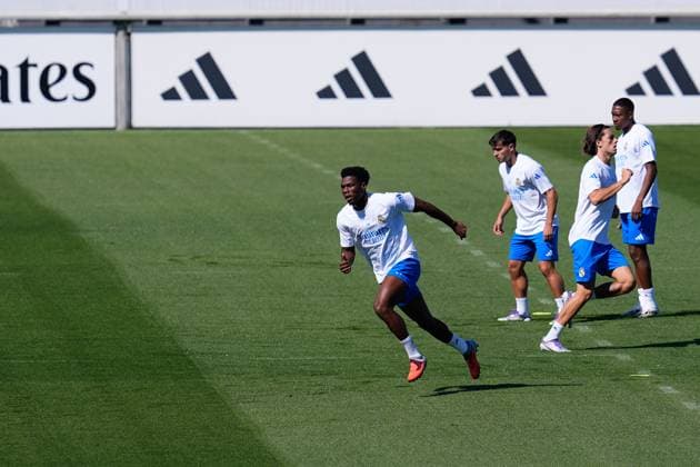 September 15, 2025, Valdebebas, Madrid, Spain: Aurelien Tchouameni of Real Madrid CF warms up during a training session and press conference, PK, Pressekonferenz ahead of their UEFA Champions League 2025 26 match against Olympique de Marseille at Ciudad Deportiva Real Madrid on September 15, 2025, in Valdebebas, Madrid, Spain. Valdebebas Spain - ZUMAa181 20250915_zaa_a181_025 Copyright: xDennisxAgyemanx