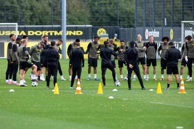 15 09 2025, Final training session for the UEFA Champions League match between Juventus Turin and Borussia Dortmund, BVB players stand together, Dortmund training ground Borussia Dortmund NRW Germany xRHR PHOTO ENx Copyright: DennisxEwert RHR-FOTOx RHR-FOTO DE