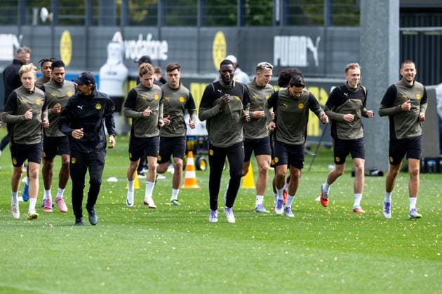 15 09 2025, Final training session for the UEFA Champions League match between Juventus Turin and Borussia Dortmund, from l Daniel Svensson Borussia Dortmund , Almugera Kabar Borussia Dortmund , Athletic trainer Marcelo Martins Borussia Dortmund , Cole Campbell Borussia Dortmund , Aaron Anselmino Borussia Dortmund , Serhou Guirassy Borussia Dortmund , Nico Schlotterbeck Borussia Dortmund , Ramy Bensebaini Borussia Dortmund , Maximilian Beier Borussia Dortmund , Waldemar Anton Borussia Dortmund , Dortmund training ground Borussia Dortmund NRW Germany xRHR PHOTO DEx Copyright: DennisxEwert RHR-FOTOx RHR-FOTO DE