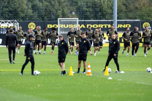15 09 2025, Final training session for the UEFA Champions League match between Juventus Turin and Borussia Dortmund, The BVB players warm up, Dortmund training ground Borussia Dortmund NRW Germany xRHR PHOTO ENx Copyright: DennisxEwert RHR-FOTOx RHR-FOTO DE