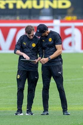 15 09 2025, Final training session for the UEFA Champions League match between Juventus Turin and Borussia Dortmund, from left sports scientist Noah Tegatz Borussia Dortmund , athletics coach Marcelo Martins Borussia Dortmund , Dortmund training ground Borussia Dortmund NRW Germany xRHR PHOTO DEx Copyright: DennisxEwert RHR-FOTOx RHR-FOTO DE