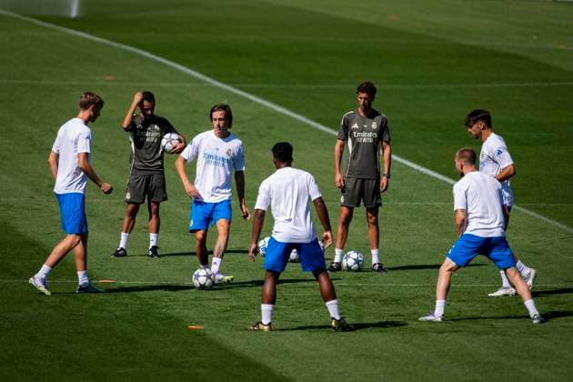 Real Madrid CF Training Session And press conference, PK, Pressekonferenz - UEFA Champions League 2025 26 League Phase MD1 Players of Real Madrid (from L to R) Dean Huijsen, Alvaro Carreras, Endrick Felipe, Franco Mastantuono, Raul Asencio are seen training during the Training Session and Press Conference ahead of the UEFA Champions League 2024 25 match against Olympique de Marseille at Ciudad Real Madrid on September 15, 2025 in Valdebebas, Spain. Valdebebas Ciudad Real Madrid Madrid Spain Copyright: xAlbertoxGardinx AGardin_20250915_Foot_Cha_ReaMad_Pc_0443