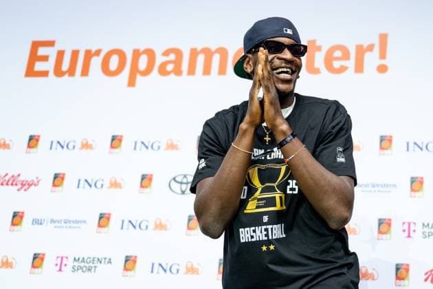 GER, Isaac Bonga Germany at the reception of the German basketball players After the victory against Turkey at the European Basketball Championship, the German basketball players were received by around 1000 fans in Frankfurt, 15 09 2025 German basketball players received in Frankfurt after European Championship victory Frankfurt am Main Copyright: xEibner-Pressefoto FlorianxWiegandx EP_FWD