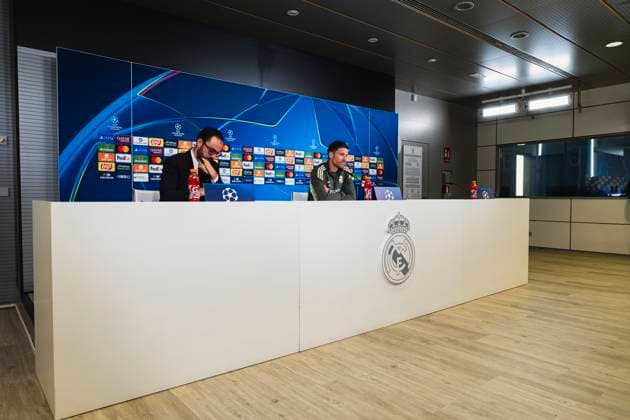 Real Madrid CF Training Session And press conference, PK, Pressekonferenz - UEFA Champions League 2025 26 League Phase MD1 Xabi Alonso, head coach of Real Madrid, is seen speaking in the press room during the Training Session and Press Conference ahead of the UEFA Champions League 2024 25 match against Olympique de Marseille at Ciudad Real Madrid on September 15, 2025 in Valdebebas, Spain. Valdebebas Ciudad Real Madrid Madrid Spain Copyright: xAlbertoxGardinx AGardin_20250915_Foot_Cha_ReaMad_Pc_0470