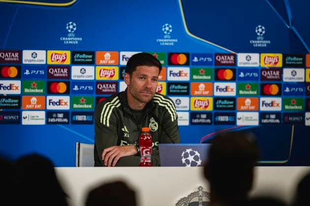 Real Madrid CF Training Session And press conference, PK, Pressekonferenz - UEFA Champions League 2025 26 League Phase MD1 Xabi Alonso, head coach of Real Madrid, is seen speaking in the press room during the Training Session and Press Conference ahead of the UEFA Champions League 2024 25 match against Olympique de Marseille at Ciudad Real Madrid on September 15, 2025 in Valdebebas, Spain. Valdebebas Ciudad Real Madrid Madrid Spain Copyright: xAlbertoxGardinx AGardin_20250915_Foot_Cha_ReaMad_Pc_0471