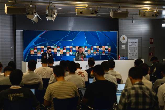 Real Madrid CF Training Session And press conference, PK, Pressekonferenz - UEFA Champions League 2025 26 League Phase MD1 Xabi Alonso, head coach of Real Madrid, is seen speaking in the press room during the Training Session and Press Conference ahead of the UEFA Champions League 2024 25 match against Olympique de Marseille at Ciudad Real Madrid on September 15, 2025 in Valdebebas, Spain. Valdebebas Ciudad Real Madrid Madrid Spain Copyright: xAlbertoxGardinx AGardin_20250915_Foot_Cha_ReaMad_Pc_0475