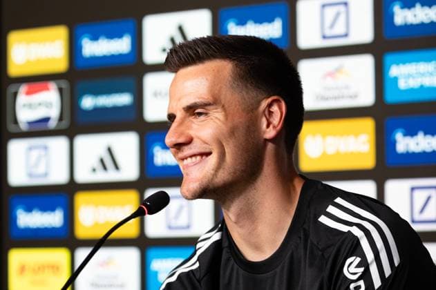 2025.09.15 xfrx Fussball 1. Bundesliga Pressekonferenz zur Vorstellung von Michael Zetterer v.l., Torwart Michael Zetterer (Eintracht Frankfurt) im Gespräch mit den Journalisten (DFL DFB REGULATIONS PROHIBIT ANY USE OF PHOTOGRAPHS as IMAGE SEQUENCES and or QUASI-VIDEO) *** 2025 09 15 xfrx Football 1 Bundesliga Press conference to introduce Michael Zetterer v l , Goalkeeper Michael Zetterer Eintracht Frankfurt in conversation with journalists DFL DFB REGULATIONS PROHIBIT ANY USE OF PHOTOGRAPHS as IMAGE SEQUENCES and or QUASI VIDEO Copyright: JoaquimxFerreira