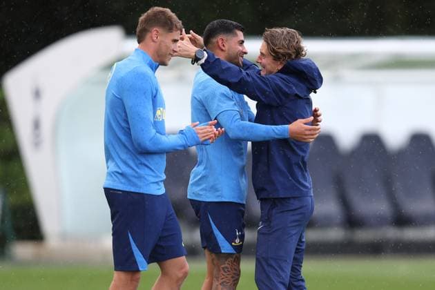 Tottenham Training 15. September 2025, Enfield Tottenham Hotspur Training Cristian Romero von Tottenham Hotspur umarmt Manager Thomas Frank Foto Charlotte Wilson Abseits Enfield UK  Copyright: xCharlottexWilsonx xOffsidexOffside