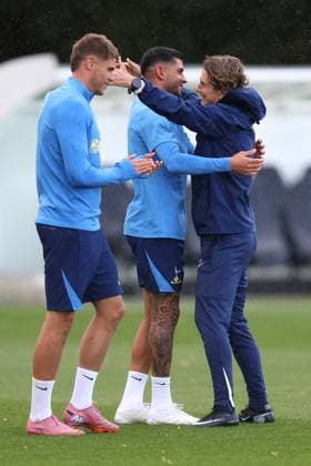 Tottenham Training 15. September 2025, Enfield Tottenham Hotspur Training Cristian Romero von Tottenham Hotspur umarmt Manager Thomas Frank Foto Charlotte Wilson Abseits Enfield UK  Copyright: xCharlottexWilsonx xOffsidexOffside