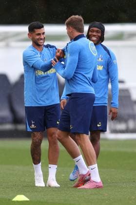 Tottenham Training 15 September 2025, Enfield Tottenham Hotspur Training Cristian Romero scherzt mit Micky van de Ven Foto Charlotte Wilson Abseits Enfield UK  Copyright: xCharlottexWilsonx xOffsidexOffside