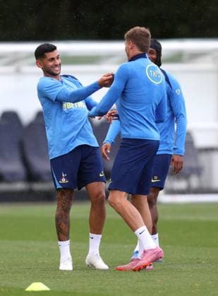 Tottenham Training 15 September 2025, Enfield Tottenham Hotspur Training Cristian Romero scherzt mit Micky van de Ven Foto Charlotte Wilson Abseits Enfield UK  Copyright: xCharlottexWilsonx xOffsidexOffside