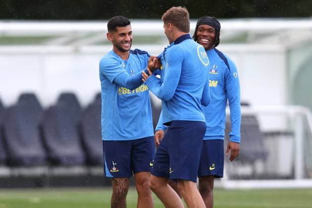 Tottenham Training 15 September 2025, Enfield Tottenham Hotspur Training Cristian Romero scherzt mit Micky van de Ven Foto Charlotte Wilson Abseits Enfield UK  Copyright: xCharlottexWilsonx xOffsidexOffside