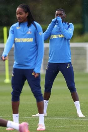Tottenham Training 15 September 2025, Enfield Tottenham Hotspur Training Randal Kolo Muani von Tottenham Hotspur wärmt sich die Hände Foto Charlotte Wilson Abseits Enfield UK  Copyright: xCharlottexWilsonx xOffsidexOffside