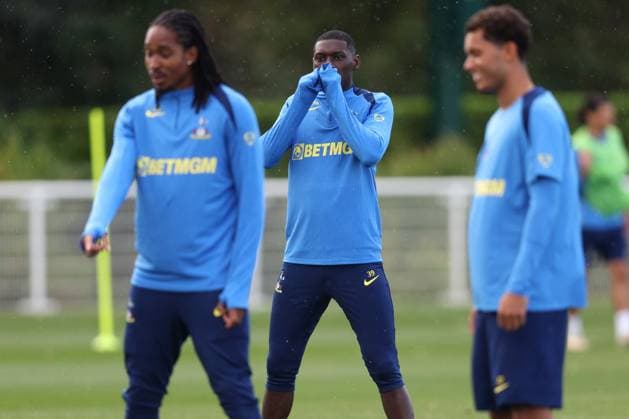 Tottenham Training 15 September 2025, Enfield Tottenham Hotspur Training Randal Kolo Muani von Tottenham Hotspur wärmt sich die Hände Foto Charlotte Wilson Abseits Enfield UK  Copyright: xCharlottexWilsonx xOffsidexOffside