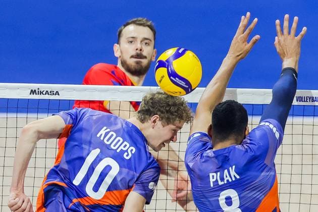 (250915) -- QUEZON CITY, Sept. 15, 2025 -- Tom Koops (front L) and Fabian Plak (front R) of the Netherlands compete during the pool B match between the Netherlands and Romania at the FIVB Men s World Championship, WM, Weltmeisterschaft 2025 in Quezon City, the Philippines, on Sept. 15, 2025. ) (SP)THE PHILIPPINES-QUEZON CITY-FIVB MEN S WORLD CHAMPIONSHIP 2025-NED VS ROU ROUELLExUMALI 