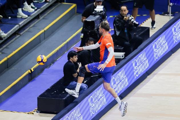(250915) -- QUEZON CITY, Sept. 15, 2025 -- Gijs Jorna of the Netherlands tries to save the ball during the pool B match between the Netherlands and Romania at the FIVB Men s World Championship, WM, Weltmeisterschaft 2025 in Quezon City, the Philippines, on Sept. 15, 2025. ) (SP)THE PHILIPPINES-QUEZON CITY-FIVB MEN S WORLD CHAMPIONSHIP 2025-NED VS ROU ROUELLExUMALI 