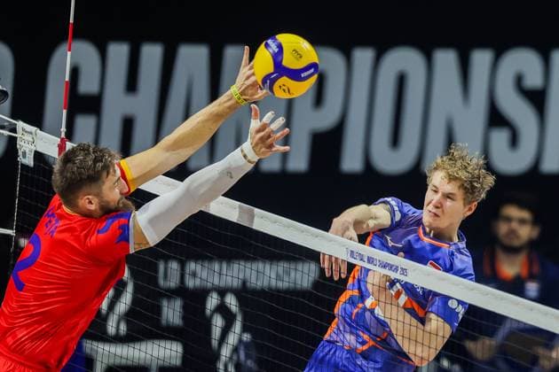 (250915) -- QUEZON CITY, Sept. 15, 2025 -- Tom Koops (R) of the Netherlands competes against Mircea Paul Peta of Romania during the pool B match between the Netherlands and Romania at the FIVB Men s World Championship, WM, Weltmeisterschaft 2025 in Quezon City, the Philippines, on Sept. 15, 2025. ) (SP)THE PHILIPPINES-QUEZON CITY-FIVB MEN S WORLD CHAMPIONSHIP 2025-NED VS ROU ROUELLExUMALI 