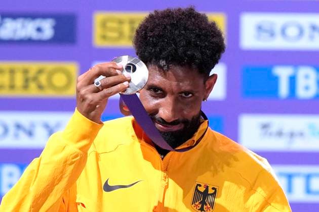 PETROS Amanal Team GER 2nd place with silver medal at the award ceremony 3 DAY Marathon Mens World Athletics Championships 2025 in Tokyo Tokyo on 15 09 2023 Copyright: xLacixPerenyix