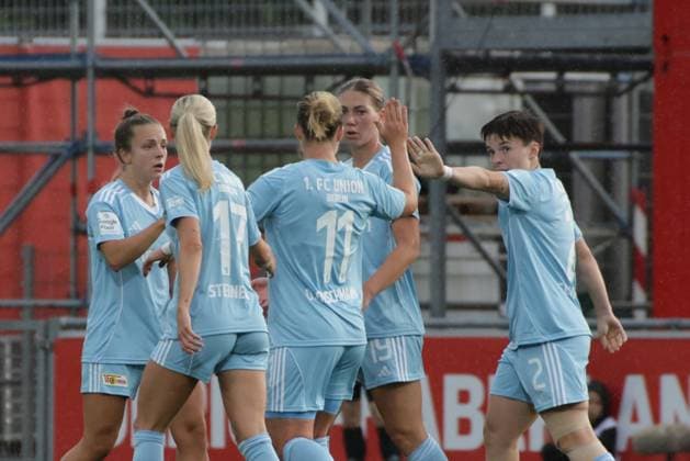 15.09.2025, xgrfx, Fussball Google Pixel Frauen-Bundesliga, Bayer Leverkusen - 1.FC Union Berlin v.l. Tor, Dina Orschmann (1.FC Union Berlin) (DFL DFB REGULATIONS PROHIBIT ANY USE OF PHOTOGRAPHS as IMAGE SEQUENCES and or QUASI-VIDEO) Leverkusen