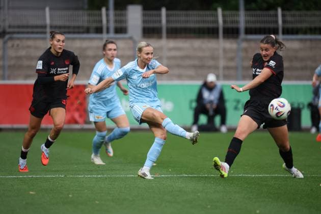 Judith Steinert FCU, M vs Katharina Piljic B04, R , Leverkusen, Germany 15 09 2025, Womens Bundesliga, Matchday 2, Bayer 04 Leverkusen 1 FC Union Berlin