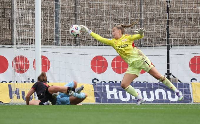 Goalkeeper Cara Bösl FCU saves, Leverkusen, Germany 15 09 2025, Womens Bundesliga, Matchday 2, Bayer 04 Leverkusen 1 FC Union Berlin