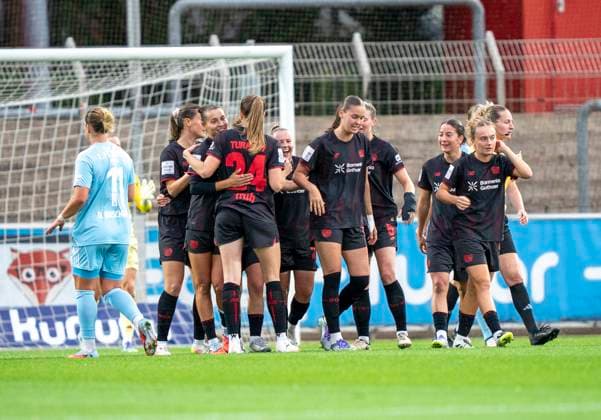 Bayer 04 Leverkusen celebrating the goal to take a 1-0 lead 15 09 2025, Bayer Leverkusen 1 FC Union Berlin, Football, Google Pixel Frauen Bundesliga, GER, Leverkusen, Ulrich Haberland Stadion, Saison 25 26, 2 Spieltag DFL regulations prohibit any use of photographs as image sequences and or quasi video Copyright: HMBxMedia xMarcoxBader
