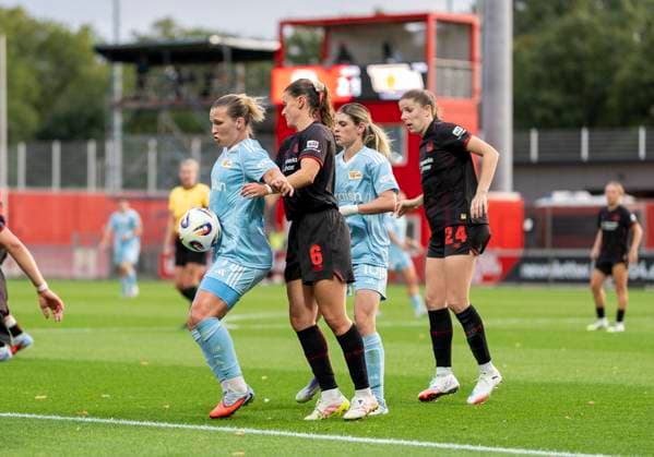Duel between Dina Orschmann 1 FC Union Berlin, 11 and Katharina Piljic Bayer 04 Leverkusen, 6 15 09 2025, Bayer Leverkusen 1 FC Union Berlin, Football, Google Pixel Womens Bundesliga, GER, Leverkusen, Ulrich Haberland Stadium, Season 25 26, 2 Matchday DFL regulations prohibit any use of photographs as image sequences and or quasi video Copyright: HMBxMedia xMarcoxBader