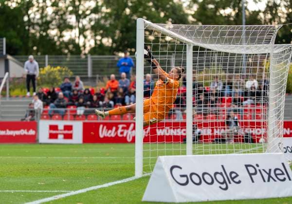 Friederike Repohl Bayer 04 Leverkusen, 27 holds the ball on the line 15 09 2025, Bayer Leverkusen 1 FC Union Berlin, Football, Google Pixel Frauen Bundesliga, GER, Leverkusen, Ulrich Haberland Stadion, Saison 25 26, 2 Spieltag DFL regulations prohibit any use of photographs as image sequences and or quasi video Copyright: HMBxMedia xMarcoxBader