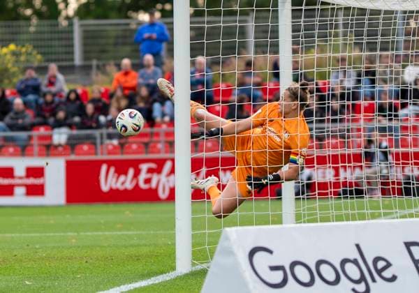 Friederike Repohl Bayer 04 Leverkusen, 27 holds the ball on the line 15 09 2025, Bayer Leverkusen 1 FC Union Berlin, Football, Google Pixel Frauen Bundesliga, GER, Leverkusen, Ulrich Haberland Stadion, Saison 25 26, 2 Spieltag DFL regulations prohibit any use of photographs as image sequences and or quasi video Copyright: HMBxMedia xMarcoxBader