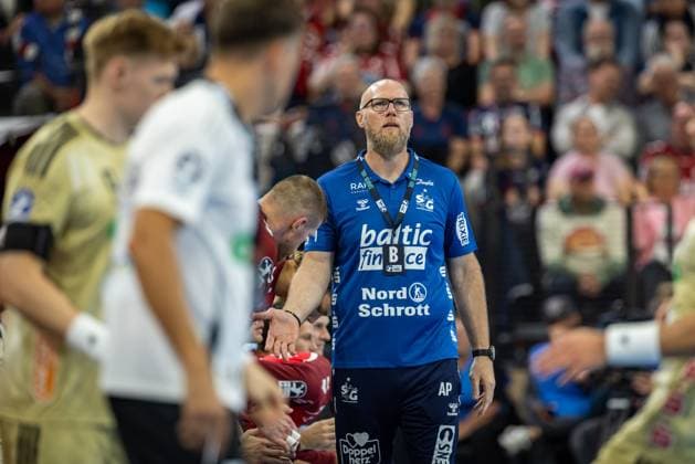 DAIKIN HBL SG Flensburg Handewitt vs TSV Hannover Burgdorf 15 09 25 Ales Pajovic Coach Coach, SG Flensburg Handewitt DAIKIN HBL SG Flensburg Handewitt vs TSV Hannover Burgdorf, GP JOULE Arena Flensburg on 15 09 25 Copyright: xBEAUTIFULxSPORTS MarioxM.xKobergx
