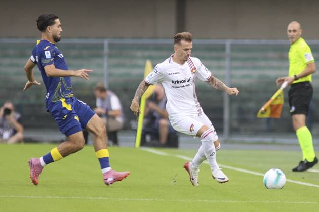 Jari Vandeputte of US Cremonese play the ball during Hellas Verona FC vs US Cremonese, 3Â° Serie A Enilive 2025-26 game at Marcantonio Bentegodi stadium in Verona (VR), Italy, on September 15, 2025.  Copyright: xDavidexCasentini IPAxSportx xipa-agency.netx xx IPA_64907116 IPA_Agency_IPA64907116