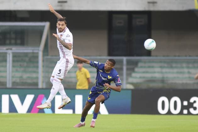 Giuseppe Pezzella of US Cremonese battle for the ball with Rafik Belghali of Hellas Verona FC during Hellas Verona FC vs US Cremonese, 3Â° Serie A Enilive 2025-26 game at Marcantonio Bentegodi stadium in Verona (VR), Italy, on September 15, 2025.  Copyright: xDavidexCasentini IPAxSportx xipa-agency.netx xx IPA_64907127 IPA_Agency_IPA64907127