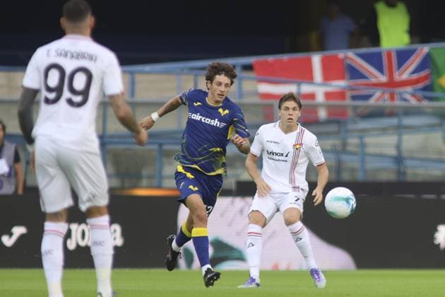 Domagoj Bradaric of Hellas Verona FC play the ball during Hellas Verona FC vs US Cremonese, 3Â° Serie A Enilive 2025-26 game at Marcantonio Bentegodi stadium in Verona (VR), Italy, on September 15, 2025.  Copyright: xDavidexCasentini IPAxSportx xipa-agency.netx xx IPA_64907130 IPA_Agency_IPA64907130