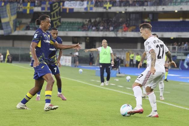 Jari Vandeputte of US Cremonese competes for the ball with Antoine Joseph Bernede of Hellas Verona FC during Hellas Verona FC vs US Cremonese, 3Â° Serie A Enilive 2025-26 game at Marcantonio Bentegodi stadium in Verona (VR), Italy, on September 15, 2025.  Copyright: xDavidexCasentini IPAxSportx xipa-agency.netx xx IPA_64907180 IPA_Agency_IPA64907180