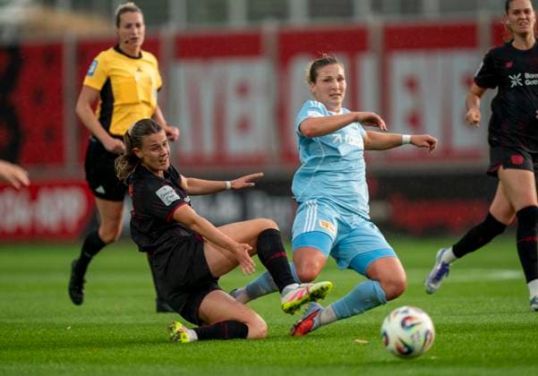 duel between Katharina Piljic Bayer 04 Leverkusen, 6 and Dina Orschmann 1 FC Union Berlin, 11 15 09 2025, Bayer Leverkusen 1 FC Union Berlin, Football, Google Pixel Frauen Bundesliga, GER, Leverkusen, Ulrich Haberland Stadion, Saison 25 26, 2 Spieltag DFL regulations prohibit any use of photographs as image sequences and or quasi video Copyright: HMBxMedia xMarcoxBader