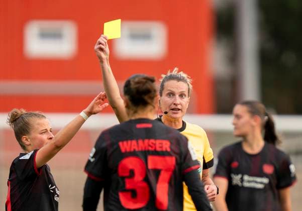 Anna Lena Heidenreich Referee shows Carlotta Wamser Bayer 04 Leverkusen, 37 the yellow card 15 09 2025, Bayer Leverkusen 1 FC Union Berlin, Football, Google Pixel Frauen Bundesliga, GER, Leverkusen, Ulrich Haberland Stadion, Saison 25 26, 2 Spieltag DFL regulations prohibit any use of photographs as image sequences and or quasi video Copyright: HMBxMedia xMarcoxBader