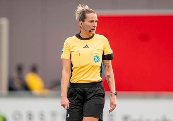 Anna Lena Heidenreich Referee 15 09 2025, Bayer Leverkusen 1 FC Union Berlin, Football, Google Pixel Frauen Bundesliga, GER, Leverkusen, Ulrich Haberland Stadion, Saison 25 26, 2 Spieltag DFL regulations prohibit any use of photographs as image sequences and or quasi video Copyright: HMBxMedia xMarcoxBader