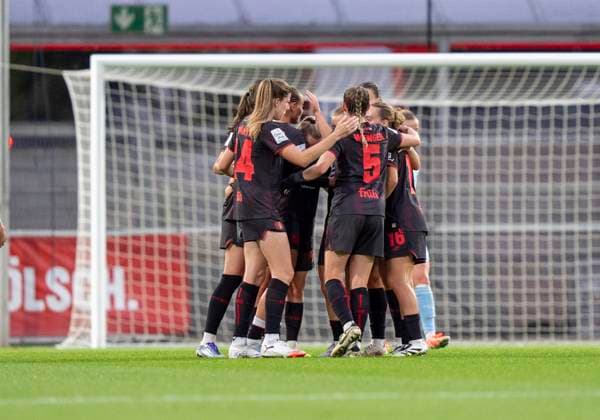 Bayer Leverkusen celebrates the 3 1 by Carlotta Wamser Bayer 04 Leverkusen, 37 15 09 2025, Bayer Leverkusen 1 FC Union Berlin, Football, Google Pixel Frauen Bundesliga, GER, Leverkusen, Ulrich Haberland Stadion, Saison 25 26, 2 Spieltag DFL regulations prohibit any use of photographs as image sequences and or quasi video Copyright: HMBxMedia xMarcoxBader