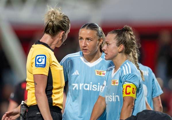 Lisa Heiseler 1 FC Union Berlin, 7 and Eileen Campbell 1 FC Union Berlin, 10 discuss with Anna Lena Heidenreich referee and demand a penalty kick 15 09 2025, Bayer Leverkusen 1 FC Union Berlin, Football, Google Pixel Frauen Bundesliga, GER, Leverkusen, Ulrich Haberland Stadion, Saison 25 26, 2 Spieltag DFL regulations prohibit any use of photographs as image sequences and or quasi video Copyright: HMBxMedia xMarcoxBader