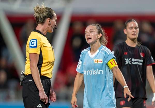 Lisa Heiseler 1 FC Union Berlin, 7 discusses with Anna Lena Heidenreich referee and demands a penalty kick 15 09 2025, Bayer Leverkusen 1 FC Union Berlin, Football, Google Pixel Frauen Bundesliga, GER, Leverkusen, Ulrich Haberland Stadion, Saison 25 26, 2 Spieltag DFL regulations prohibit any use of photographs as image sequences and or quasi video Copyright: HMBxMedia xMarcoxBader