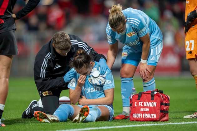 Sophie Weidauer 1 FC Union Berlin, 9 lies on the ground and is being treated 15 09 2025, Bayer Leverkusen 1 FC Union Berlin, Football, Google Pixel Frauen Bundesliga, GER, Leverkusen, Ulrich Haberland Stadion, Saison 25 26, 2 Spieltag DFL regulations prohibit any use of photographs as image sequences and or quasi video Copyright: HMBxMedia xMarcoxBader