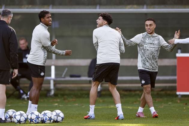 EINDHOVEN - (L-R) Ryan Flamingo of PSV Eindhoven, Ricardo Pepi of PSV Eindhoven, Sergino Dest of PSV Eindhoven during the MD-1 training session leading up to the match against Union Sint-Gillis at PSV Campus De Herdgang on September 15, 2025, in Eindhoven, Netherlands. ANP MAURICE VAN STEEN xVIxANPxSportx xxANPxIVx 536346516 originalFilename: 536346516.jpg