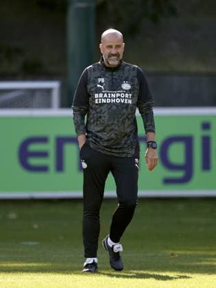 EINDHOVEN - PSV Eindhoven coach Peter Bosz during the MD-1 training session leading up to the match against Union Sint-Gillis at PSV Campus De Herdgang on September 15, 2025, in Eindhoven, Netherlands. ANP MAURICE VAN STEEN xVIxANPxSportx xxANPxIVx 536346524 originalFilename: 536346524.jpg