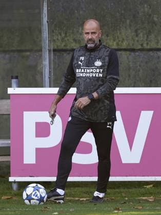 EINDHOVEN - PSV Eindhoven coach Peter Bosz during the MD-1 training session leading up to the match against Union Sint-Gillis at PSV Campus De Herdgang on September 15, 2025, in Eindhoven, Netherlands. ANP MAURICE VAN STEEN xVIxANPxSportx xxANPxIVx 536346530 originalFilename: 536346530.jpg