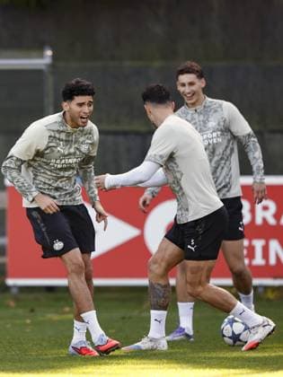 EINDHOVEN - (L-R) Ricardo Pepi of PSV Eindhoven, Ivan Perisic of PSV Eindhoven, Ruben van Bommel of PSV Eindhoven during the MD-1 training session leading up to the match against Union Sint-Gillis at PSV Campus De Herdgang on September 15, 2025, in Eindhoven, Netherlands. ANP MAURICE VAN STEEN xVIxANPxSportx xxANPxIVx 536346583 originalFilename: 536346583.jpg