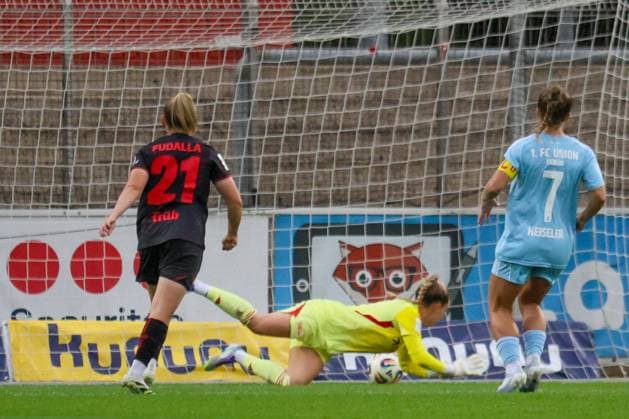 Leverkusen, Germany 15 September 2025 1 FBL 2025 2026 Bayer 04 Leverkusen vs FC Union Berlin In the picture from left goal scorer Vanessa Fudalla Bayern Leverkusen scores the goal for Bayer Leverkusen 1 0 DFB regulations prohibit any use of photographs as image sequences and or quasi video Ulrich Haberland Stadion Nordrhein Westfalen Copyright: xFotostandx xFantinix