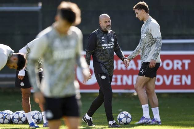EINDHOVEN - (L-R) PSV Eindhoven coach Peter Bosz, Ruben van Bommel of PSV Eindhoven during the MD-1 training session leading up to the match against Union Sint-Gillis at PSV Campus De Herdgang on September 15, 2025, in Eindhoven, Netherlands. ANP MAURICE VAN STEEN xVIxANPxSportx xxANPxIVx 536346613 originalFilename: 536346613.jpg