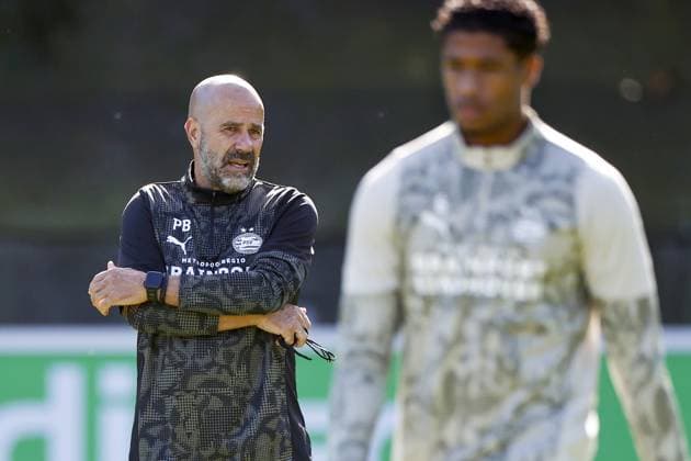 EINDHOVEN - (L-R) PSV Eindhoven coach Peter Bosz, Ryan Flamingo of PSV Eindhoven during the MD-1 training session leading up to the match against Union Sint-Gillis at PSV Campus De Herdgang on September 15, 2025, in Eindhoven, Netherlands. ANP MAURICE VAN STEEN xVIxANPxSportx xxANPxIVx 536346674 originalFilename: 536346674.jpg
