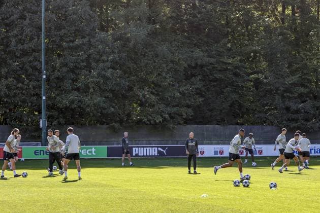 EINDHOVEN - PSV Eindhoven coach Peter Bosz with the PSV Eindhoven players during the MD-1 training session leading up to the match against Union Sint-Gillis at PSV Campus De Herdgang on September 15, 2025, in Eindhoven, Netherlands. ANP MAURICE VAN STEEN xVIxANPxSportx xxANPxIVx 536346683 originalFilename: 536346683.jpg